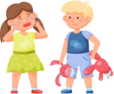 Küçük kız ağlıyor ve gözyaşlarını silerken, çocuk elinde kırık bir oyuncak tavşanın iki yarısını tutuyor, kötü çocuk davranışı, çocuklar arasındaki çatışma, çocuk parkında zorbalık.