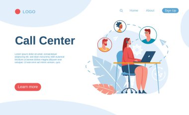 Çağrı merkezi operatörü müşterilere destek veriyor, sorularını cevaplıyor ve bilgisayar ve kulaklık kullanarak sorunları çözüyor, etkin iletişim ve müşteri memnuniyetini sağlıyor