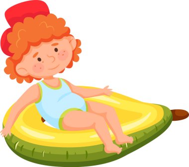 Kızıl saçlı çocuk parlak bir mayo giyiyor ve neşeli kırmızı bir şapka takıyor, şişme avokado şeklinde bir yüzüğün üzerinde dinleniyor, yaz tatilinde havuz başında kaygısız anların tadını çıkarıyor.