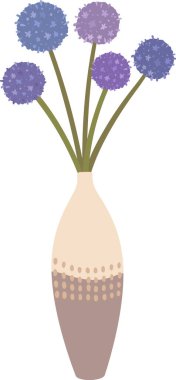 Yeşil saplı, bej ve kahverengi bir vazoda duran beş mor renkli alyans çiçeği, temiz beyaz bir arkaplana karşı şık ve zarif bir çiçek aranjmanı oluşturuyor.