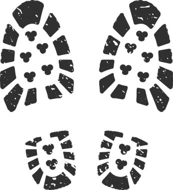 Dört yıpranmış bot izi beyaz bir arka planda grunge izi oluşturuyor, keşif ve macera dolu bir yolculuğu temsil ediyor, arkasında belirgin bir iz bırakıyor.