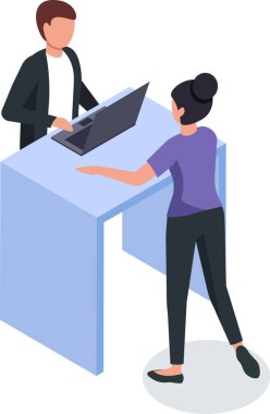 Bir projede işbirliği yapan ofis arkadaşları, ayakta duran bir masada dizüstü bilgisayar kullanmak, takım çalışmasını teşvik etmek ve üretkenliği artırmak için modern ofis uygulamalarını somutlaştırmak