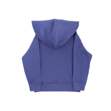 Siyah kapüşonlu, beyaz arka planda fermuarlı bir adam..