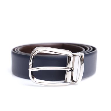 Beyaz arka planda izole edilmiş deri kemer.