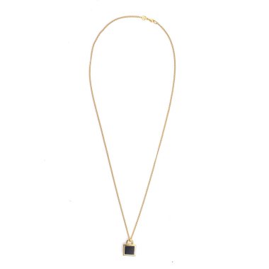 Altın mücevher zincirli kolye beyaza izole edilmiş.