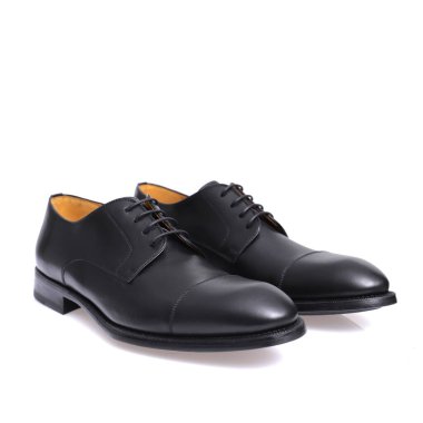 Güzel lüks ve rahat deri erkek ayakkabıları izole beyaz arka plan üzerinde