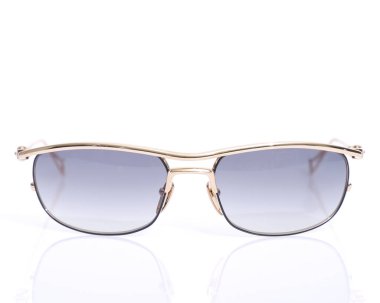 Beyaz arka plan üzerinde izole güzel lüks güneş gözlüğü