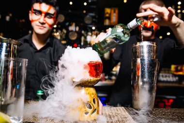 Bir gece kulübünde güzel dekore edilmiş kokteyl, insanlar içki içer.