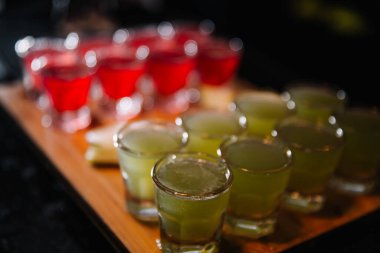 Bir gece kulübünde güzel dekore edilmiş kokteyl, insanlar içki içer.