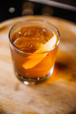 Bir gece kulübünde güzel dekore edilmiş kokteyl, insanlar içki içer.