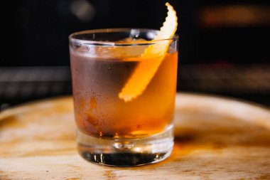 Bir gece kulübünde güzel dekore edilmiş kokteyl, insanlar içki içer.