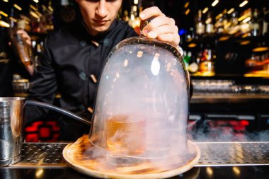 Bir gece kulübünde güzel dekore edilmiş kokteyl, insanlar içki içer.