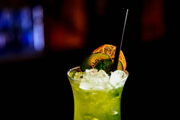 Cocktail Magnifiquement Décoré Dans Une Boîte Nuit Les Gens Boivent — Photo