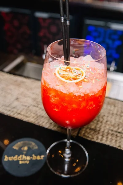 Cocktail Splendidamente Decorato Nightclub Gente Beve Drink — Foto Stock