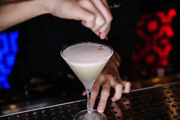 Gyönyörűen Berendezett Koktél Egy Nightclubban Emberek Isznak Egy Italt — Stock Fotó
