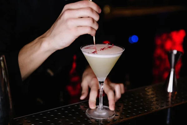 Cocktail Magnifiquement Décoré Dans Une Boîte Nuit Les Gens Boivent — Photo