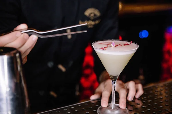 Cocktail Splendidamente Decorato Nightclub Gente Beve Drink — Foto Stock