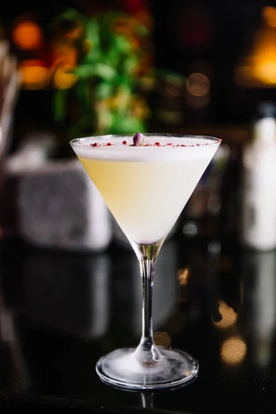 Prachtig Versierde Cocktail Een Nachtclub Mensen Drinken Een Drankje — Stockfoto