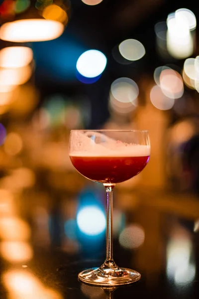 Красиво Оформленный Коктейль Ночном Клубе Люди Пьют Напиток — стоковое фото