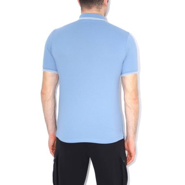 İzole edilmiş siyah tişört arka görünümü