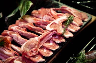 Dükkandaki tezgahta çiğ et