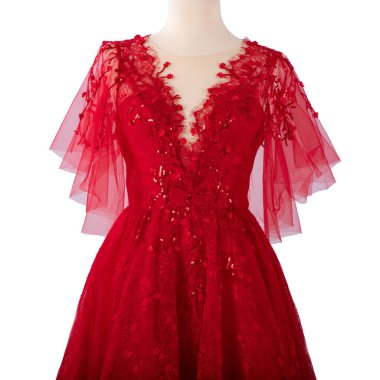 Gece elbisesi beyaz arka planda izole edilmiştir.