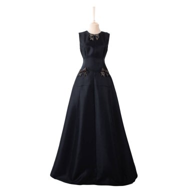 Gece elbisesi beyaz arka planda izole edilmiştir.