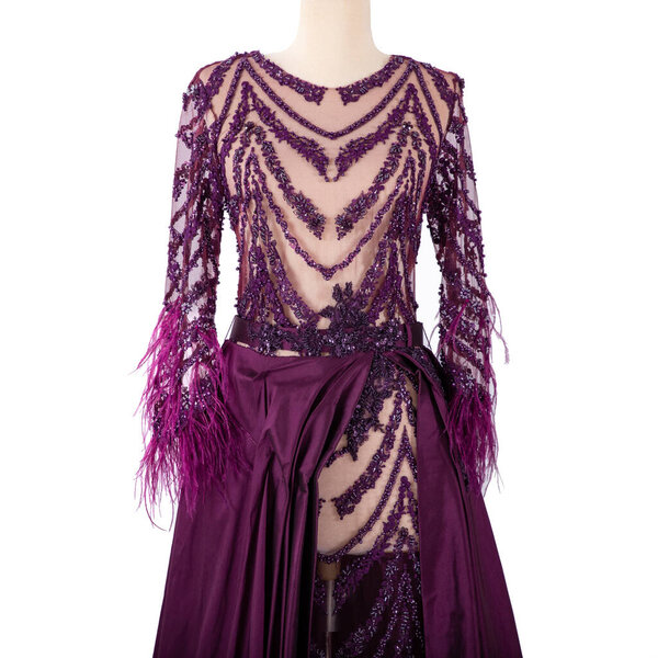 вечернее платье изолировано на белом фоне