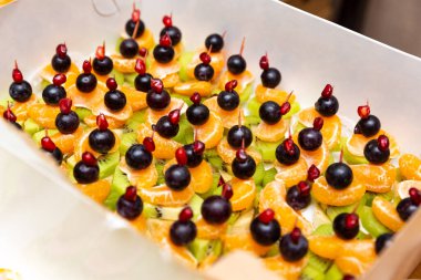 Büfe masası, ziyafette çeşitli atıştırmalıklar.