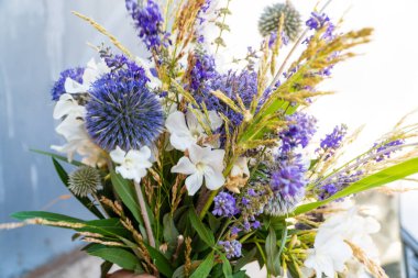 Ellerinde bir buket kış çiçeği