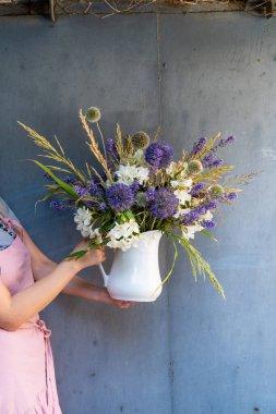 Elinde saksıda bir ev bitkisi