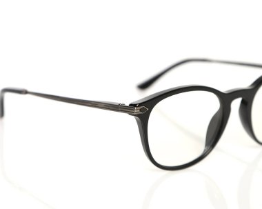 Beyaz arkaplanda siyah optik gözlük