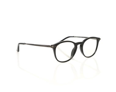 Beyaz arkaplanda siyah optik gözlük