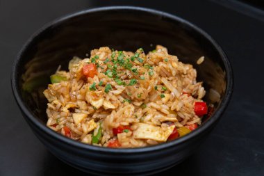 Çin pilavı ve tavuk.