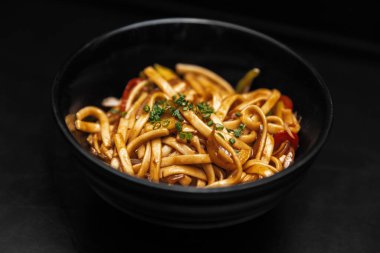 Siyah arka planda Çin eriştesi.