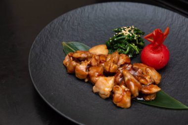 Kung Pao tavuğu ya da Gong Bao Ji Ding 'in karanlık geçmişi. Sichuan Kung Pao tavuk eti, biber, fıstık, sos ve soğanlı Çin mutfağıdır..