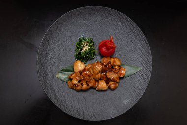 Kung Pao tavuğu ya da Gong Bao Ji Ding 'in karanlık geçmişi. Sichuan Kung Pao tavuk eti, biber, fıstık, sos ve soğanlı Çin mutfağıdır..