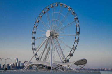 Dönme dolap gökyüzüne karşı