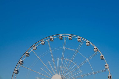 Dönme dolap gökyüzüne karşı