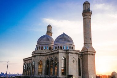 Şafak vakti Şii Bibi-Heybat Camii 'nin manzarası Bakü, Azerbaycan