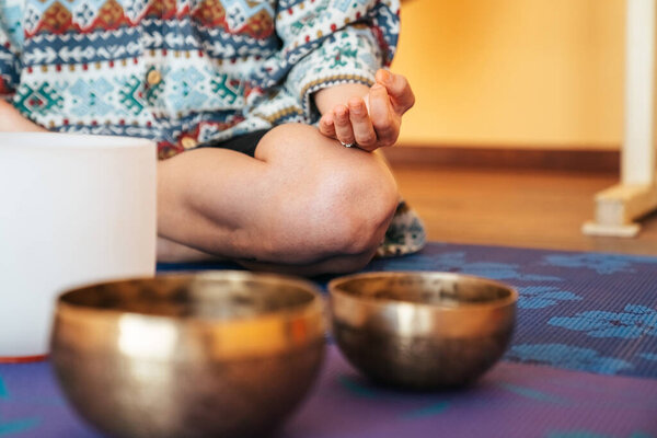Рука закрывается. Девочка медитирует на Тибетскую поющую чашу в су.