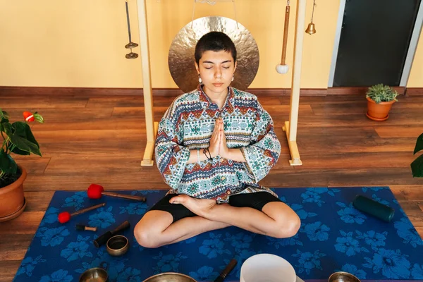 Portarait Girl Meditating Tibetan Singing Bowl Sound Obrazek Stockowy