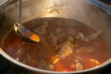 Fırında pişmiş tavuk.