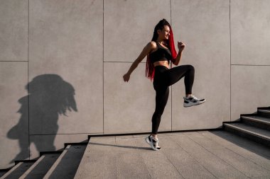 Zıplayıp kaçan zinde bir genç kadın.