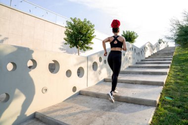 Zıplayıp kaçan zinde bir genç kadın.