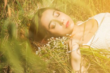 Kızıl saçlı bir kızın portresi çiçekler, yaşam tarzı, bahar konsepti