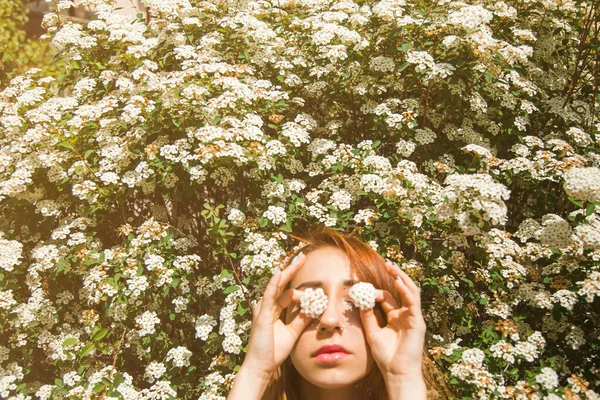 Porträt Eines Rothaarigen Mädchens Mit Blumen Lifestyle Frühlingskonzept — Stockfoto