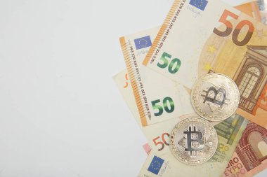 Avro ve bitcoin banknotları, kripto para birimi ve beyaz zemin üzerindeki engelleme zinciri konsepti düz yatıyordu