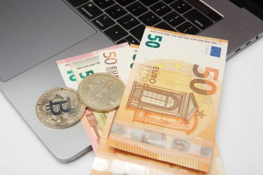 Avro ve bitcoin banknotları, kripto para birimi ve beyaz zemin üzerindeki engelleme zinciri konsepti düz yatıyordu