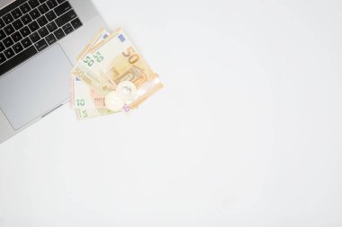 Avro ve bitcoin banknotları, kripto para birimi ve beyaz zemin üzerindeki engelleme zinciri konsepti düz yatıyordu